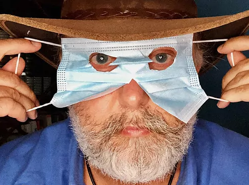 Zoologo con mascarilla en los ojos simulando que no queremos ver