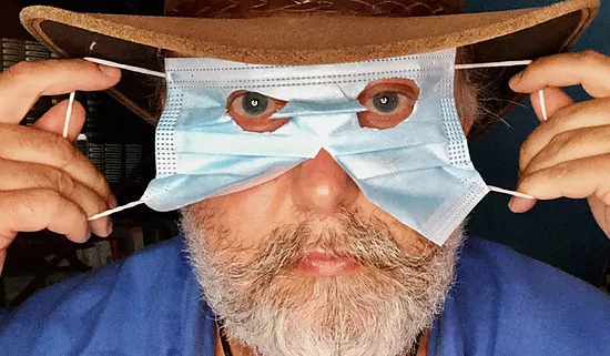 Zoologo con mascarilla en los ojos simulando que no queremos ver